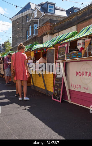 Trendige Cafés und Bars in Shepherds Bush Market, London England Vereinigtes Königreich UK Stockfoto