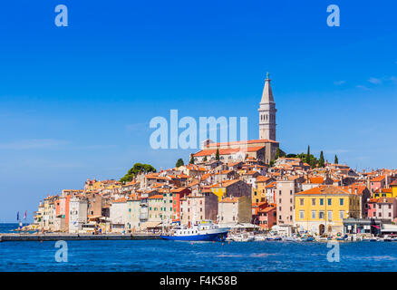 Panoramablick auf die Altstadt Rovinj vom Hafen. Halbinsel Istrien, Kroatien Stockfoto