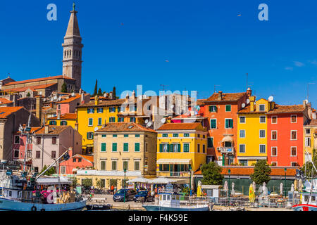 Panoramablick auf die Altstadt Rovinj vom Hafen. Halbinsel Istrien, Kroatien Stockfoto