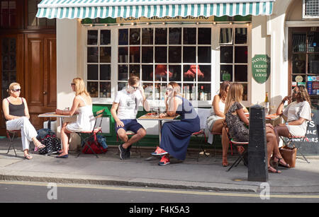 Menschen sitzen vor Café in Mayfair, London England Vereinigtes Königreich UK Stockfoto