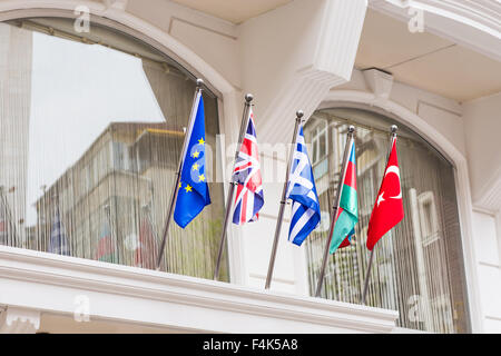 Flaggen auf dem Gebäude Stockfoto