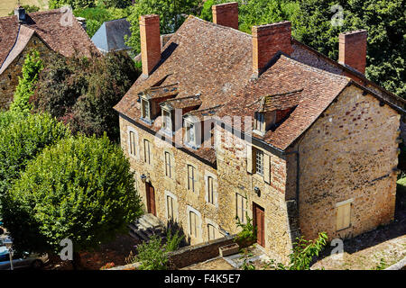 Erhöhten Blick auf Gebäude im Dorf Hautefort, Dordogne, Aquitaine, Frankreich. Stockfoto
