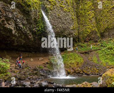 COLUMBIA RIVER GORGE, OREGON, USA - Schachtelhalm Falls Wasserfall im Columbia River Gorge und Wanderer. Stockfoto