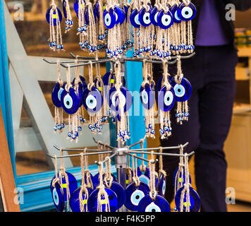 Blaue böse Auge Reize im Basar in der Türkei verkauft Stockfoto