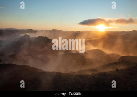 Sonnenaufgang über den schwelenden Lavafeld bei Leirhnjukur, Krafla-Vulkan, Myvatn, Nordhurland Eystra, Island. Stockfoto