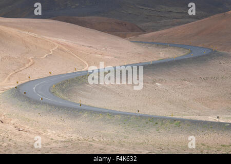 Serpentinen als der Ringstraße senkt sich vulkanische Hügel, Hverir, Myvatn, Nordhurland Eystra, Island. Stockfoto