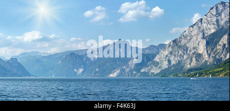 Traunsee-Sommer-See-Panorama mit Sonne im Himmel (Gmunden, Österreich). Stockfoto