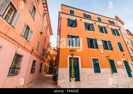 Details der Architektur von Rovinj in Kroatien, mit einem alten Gebäude Stockfoto