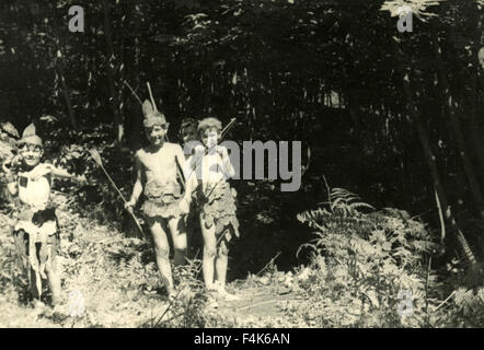 Kinder spielen Indianer, Italien Stockfoto