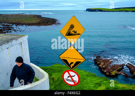 Warnschild Gefahr Felsen Wellen kein Schwimmen Küste Stockfoto