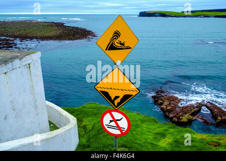 Warnschild Gefahr Felsen Wellen kein Schwimmen Küste Stockfoto