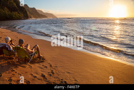 Menschen bei Kee Beach siehe Sonnenuntergang und die Na Pali Coast Stockfoto