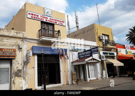 Kibris Turk Kooperatif Merkez Bankasi Ltd außen auf einem Famagusta Straße im türkischen Nordzypern KATHY DEWITT Stockfoto