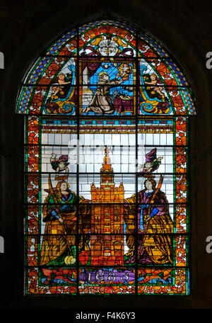 Glasfenster in der Kathedrale von Sevilla, Spanien Stockfoto