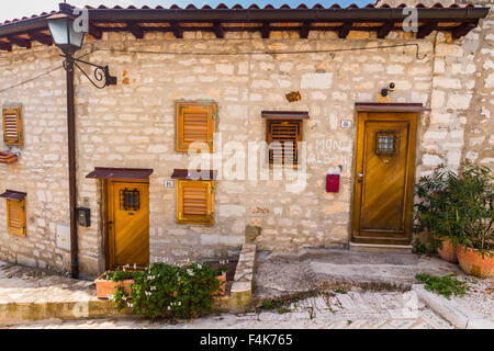 Details der Architektur von Rovinj in Kroatien, mit einem alten Gebäude Stockfoto