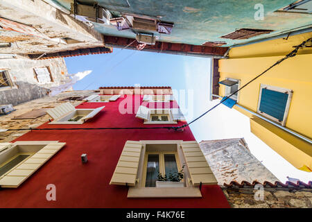 Details der Architektur von Rovinj in Kroatien, mit einem alten Gebäude Stockfoto