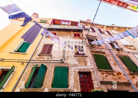 Details der Architektur von Rovinj in Kroatien, mit einem alten Gebäude Stockfoto