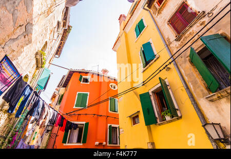 Details der Architektur von Rovinj in Kroatien, mit einem alten Gebäude Stockfoto