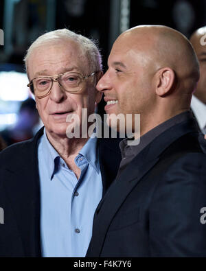 London, UK. 19. Oktober 2015. Vin Diesel & Sir Michael Caine kommt auf dem roten Teppich für die Europäische Premiere von "Der letzte Witchhunter" am 19.10.2015 im Empire Leicester Square, London. Bildnachweis: Julie Edwards/Alamy Live-Nachrichten Stockfoto