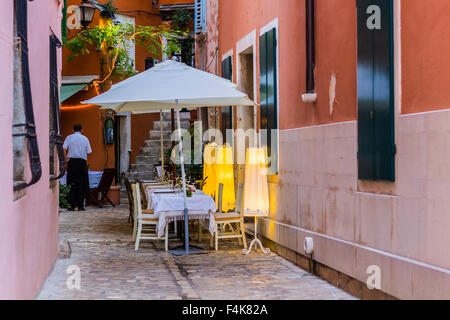 Details der Architektur von Rovinj in Kroatien, mit einem alten Gebäude Stockfoto