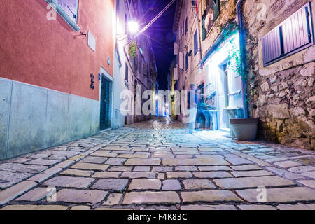 Gasse in der Altstadt von Rovinj, Kroatien Nacht Stockfoto