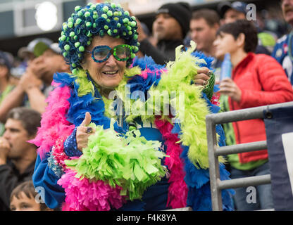 18. Oktober 2015: Seattle Seahawks Fan jubeln während NFL Aktion zwischen den Carolina Panthers und die Seattle Seahawks in CenturyLink Field in Seattle, Washington. Die Seattle Seahawks fallen in die Carolina Panthers 27 bis 23. Joseph Weiser/CSM Stockfoto