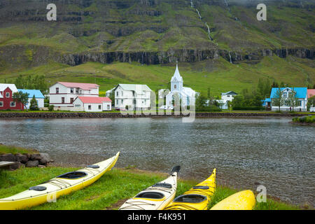 Meer Kajaks auf dem Ufer Seydisfjordur, Seydisfjordur Dorf Austurland, Island. Stockfoto