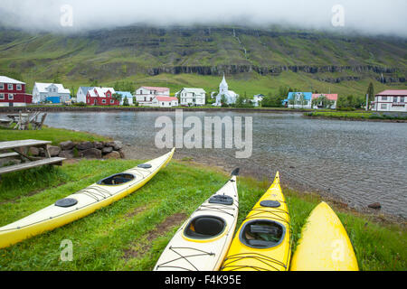 Meer Kajaks auf dem Ufer Seydisfjordur, Seydisfjordur Dorf Austurland, Island. Stockfoto