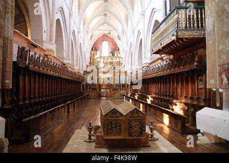 Mittelschiff mit hohen mittelalterlichen Bögen, Orgel und Königsgrab in der Mitte von Las Huelgas Kirche Stockfoto