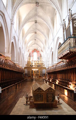 Mittelschiff mit hohen mittelalterlichen Bögen, Orgel und Königsgrab in der Mitte von Las Huelgas Kirche Stockfoto