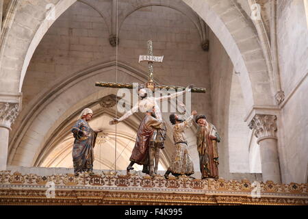 Skulptur von Jesus Christus am Kreuz während Mary von Las Huelgas wartet Stockfoto