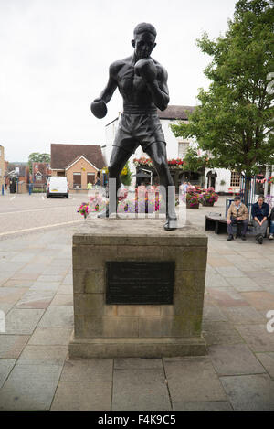 eine Statue von Boxer Randolph Turpin der ehemaligen Middlewweight-Champion der Welt, aufgenommen in Warwick Stockfoto