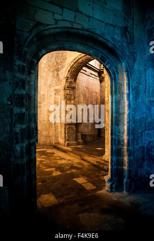 Arles Alyscamps Roman Friedhof. Alte romanische Kirche mit Bogen Tür durchscheinende Licht Stockfoto