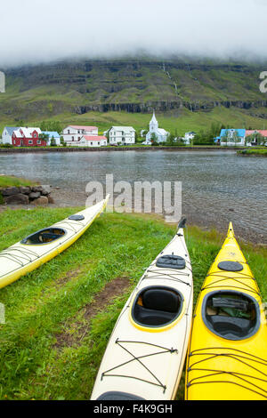 Meer Kajaks auf dem Ufer Seydisfjordur, Seydisfjordur Dorf Austurland, Island. Stockfoto