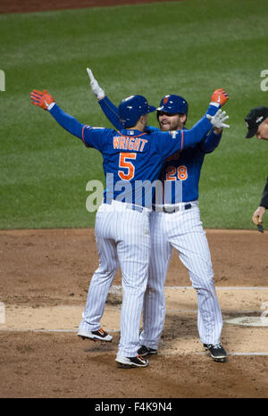 New York, New York, USA. 18. Oktober 2015. New York Mets zweiter Basisspieler DANIEL MURPHY (28) trifft einen zwei run Home Run im 1. Inning von Spiel 2 von Baseball National League Championship Series im Citi Field. © Bryan Smith/ZUMA Draht/Alamy Live-Nachrichten Stockfoto