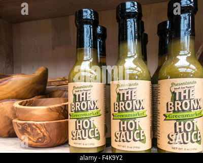 Flaschen "Bronx" Marke Hot Sauce, Visitor Center Shop, New York Botanical Garden, der Bronx, NY, USA Stockfoto