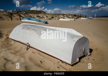 Boot am Strand in Guardamar, eine Gemeinde in der Provinz Alicante, an der Mündung des Flusses Segura auf das Mittelmeer Stockfoto