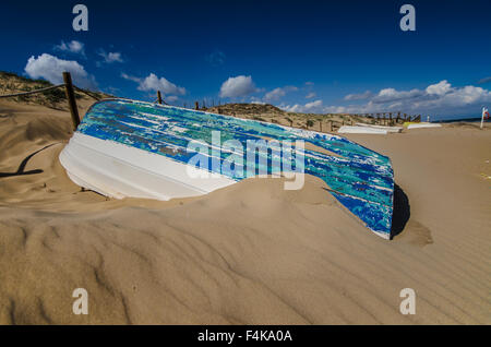 Umgedrehten Boot am Strand in Guardamar, Provinz Alicante, an der Mündung des Flusses Segura auf dem Mittelmeer, Costa Blanca, die Med entfernt Stockfoto
