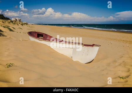 Boot am Strand in Guardamar, eine Gemeinde in der Provinz Alicante, an der Mündung des Flusses Segura auf das Mittelmeer Stockfoto