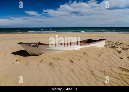 Boot am Strand in Guardamar, eine Gemeinde in der Provinz Alicante, an der Mündung des Flusses Segura auf das Mittelmeer Stockfoto