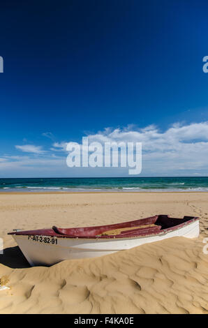 Boot am Strand in Guardamar, eine Gemeinde in der Provinz Alicante, an der Mündung des Flusses Segura auf das Mittelmeer Stockfoto