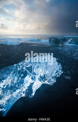 Eisberge am schwarzen Sandstrand unter Jökulsárlón, Sudhurland, Island. Stockfoto