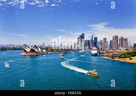 australische Hauptgrenzsteine in Sydney - Stadtbild von CBD Stadtansicht von Harbour Bridge über Hafen Wasser an einem sonnigen Sommertag Stockfoto