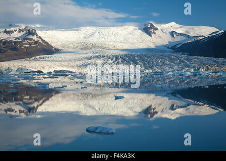 Reflexion der Gletscher in der Fjallsarlon Fjallsjokull Eisberg Lagune, Vatnajökull National Park, Sudhurland, Island. Stockfoto