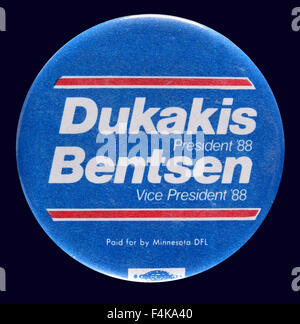 1988 US-Präsidentschaftswahlkampf Schaltfläche Pin für Gouverneur von Massachusetts Michael Dukakis und US-Senator Lloyd Bentsen Stockfoto