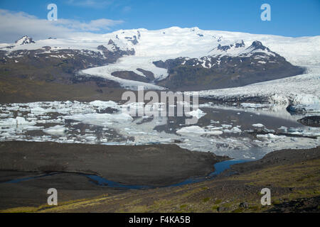 Hvannadalshnúkur und Fjallsarlon Eisberg Lagune unter der Eiskappe des Vatnajökull. Vatnajökull National Park, Sudhurland, Island. Stockfoto