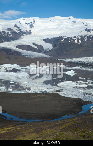 Hvannadalshnúkur und Fjallsarlon Eisberg Lagune unter der Eiskappe des Vatnajökull. Vatnajökull National Park, Sudhurland, Island. Stockfoto