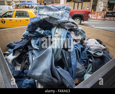 Ein Behälter von gespendeten Denim für recycling außerhalb einer Madewell Store in New York auf Freitag, 9. Oktober 2015. Madewell sammelt alte Jeans um recycelt und verwandelte sich in umweltfreundliche Isolierung bietet $20 Rabatt ein neues Paar Jeans. Madewell ist eine Marke von J.Crew. © Richard B. Levine) Stockfoto