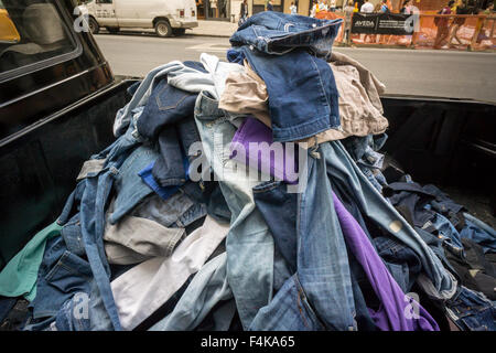 Ein Behälter von gespendeten Denim für recycling außerhalb einer Madewell Store in New York auf Freitag, 9. Oktober 2015. Madewell sammelt alte Jeans um recycelt und verwandelte sich in umweltfreundliche Isolierung bietet $20 Rabatt ein neues Paar Jeans. Madewell ist eine Marke von J.Crew. © Richard B. Levine) Stockfoto