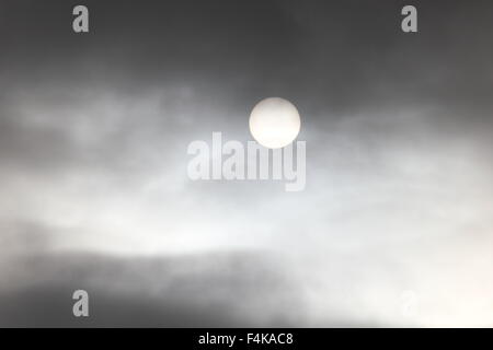 Sonne im dunklen Wolken verdeckt. Stockfoto